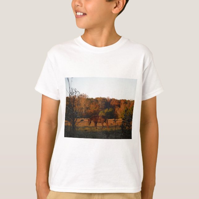 Camiseta Caballo rojo marrón, bosque otoñal. (Anverso)