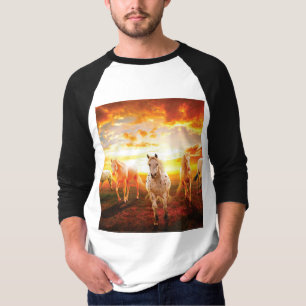 Camiseta Caballos al atardecer lanzando almohada
