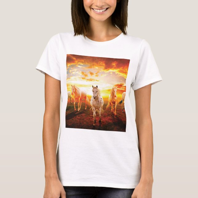 Camiseta Caballos al atardecer lanzando almohada (Anverso)