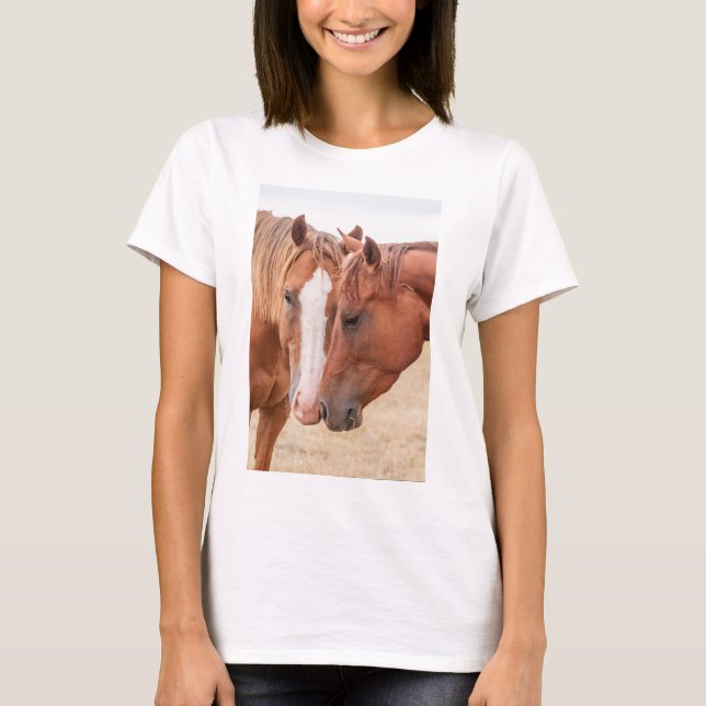 Camiseta Caballos hociqueando en un prado (Anverso)