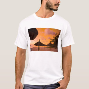 Camiseta cabañas de playa de estilo Palapa al amanecer, Bel