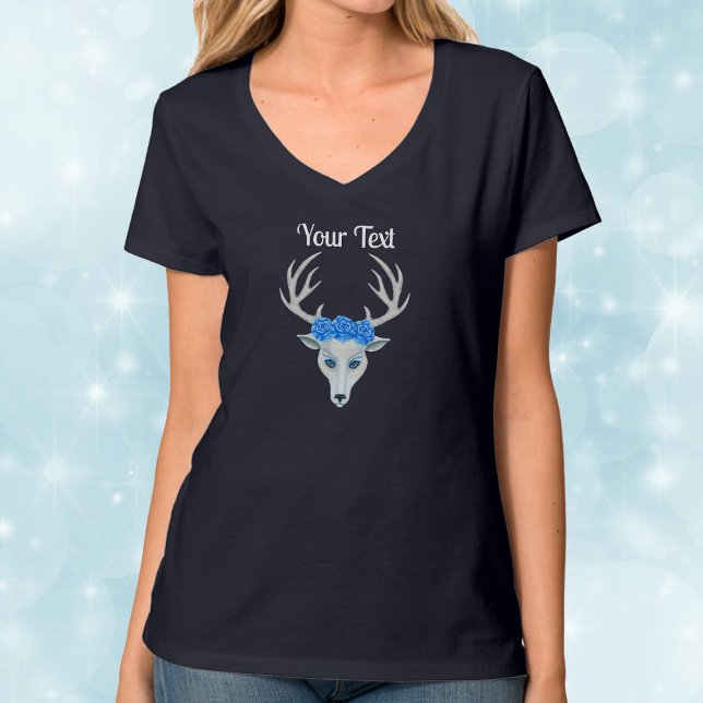 Camiseta Cabeza de ciervo blanco fantasmal con Antlers Rosa (Fantasy white deer head antlers wearing crown of blue roses on woman's tee shirt.)