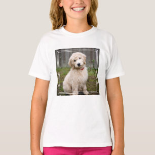 Camiseta Cachorro de goldendodo se sienta en la hierba