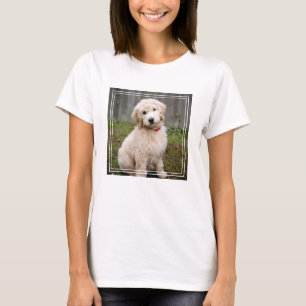 Camiseta Cachorro de goldendodo se sienta en la hierba