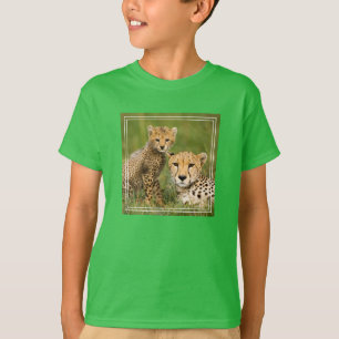 Camiseta Cachorro de Guepardo y Padre en Hierba