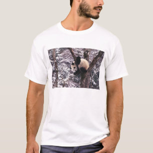 Camiseta Cachorro de panda jugando en un árbol cubierto de