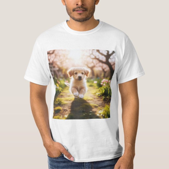 Camiseta Cachorro Dorado Corriendo en un Jardín (Anverso)