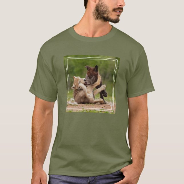 Camiseta Cachorros de Lobo Gris Luchando (Anverso)