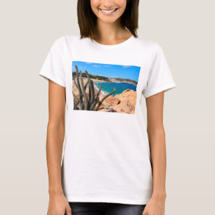 Camiseta Cactus en cumbre rocosa sobre la playa de Sandy