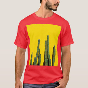 Camiseta Cactus grande creciendo alto frente a una pared am