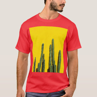 Camiseta Cactus grande creciendo alto frente a una pared am