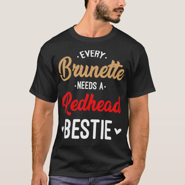 Camiseta Cada Brunette Necesita Un Regalo Redhead Bestie Me (Anverso)