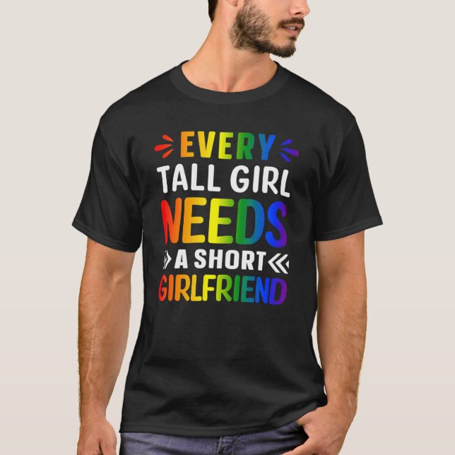 Camiseta Cada Chica Alto Necesita Una Novia Corta, Arcoiris (Anverso)