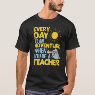 Camiseta Cada Día Un Profesor De Aventura Vuelve A La Escue