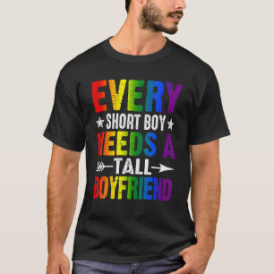 Camiseta Cada Niño Bajo Necesita Novio Alto LGBT Arcoíris