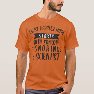 Camiseta Cada Película De Desastres Comienza Con Alguien Qu