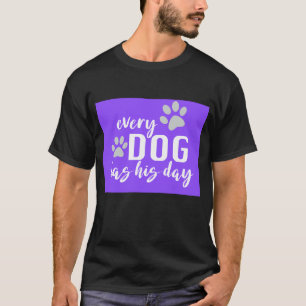 Camiseta cada perro tiene su día divertido morado y negro
