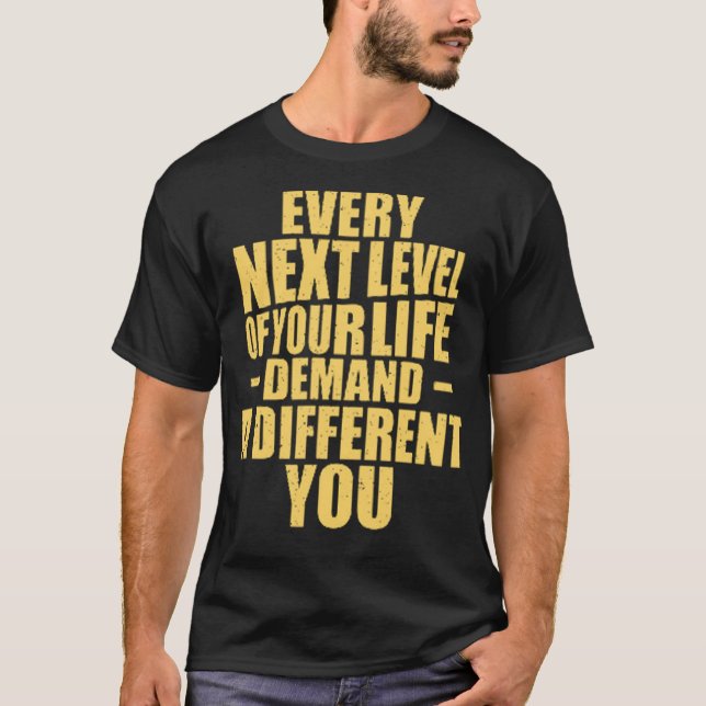 Camiseta Cada siguiente nivel de tu vida exige un y diferen (Anverso)