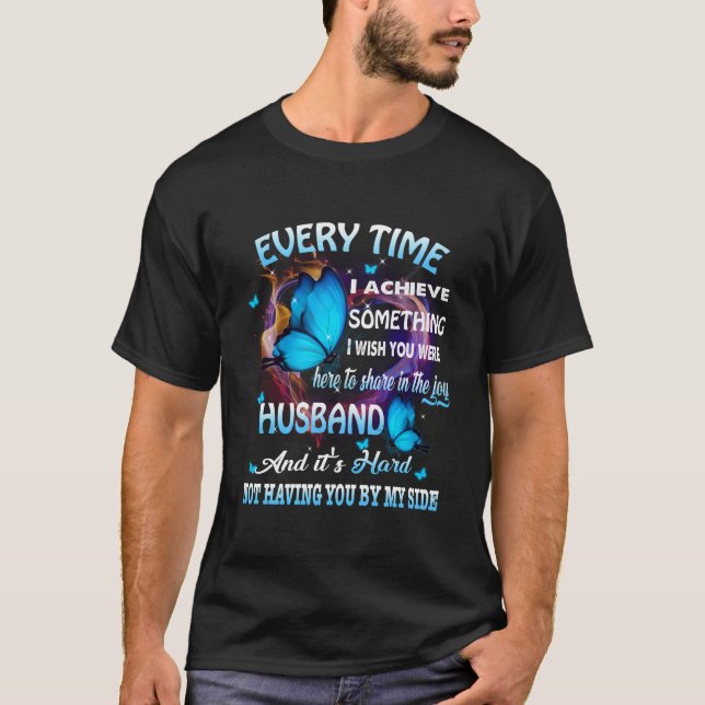 Camiseta Cada Vez Que Logro Algo Deseo A Mi Esposo Aquí (Anverso)