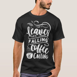Camiseta Caen las hojas de otoño y el café llama