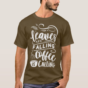 Camiseta Caen las hojas de otoño y el café llama