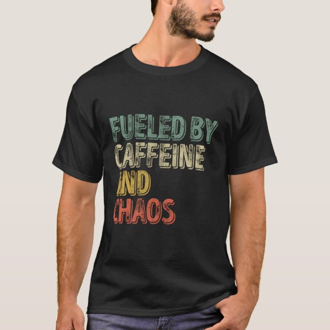 Camiseta Café Alimentado Por La Cafeína Y El Caos (Anverso)