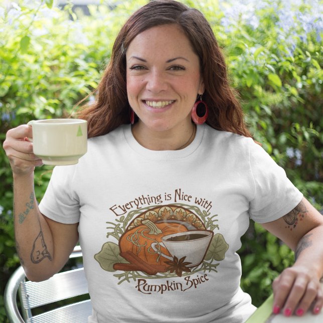 Camiseta Café con especias de calabaza (Pumpkin Spice Coffee T-shirt - Vintage Style and Art Nouveau Inspired Design)