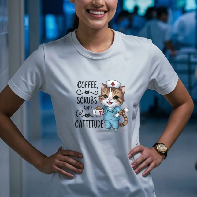 Camiseta Café, crubos y cattitude - Gato de enfermera. (Coffee, Scrubs, and Cattitude - Nurse Cat T-Shirt for Cat Lovers)