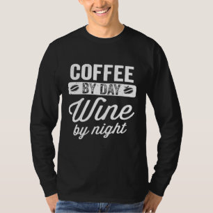Camiseta Café de mujeres de día vino de noche bebiendo