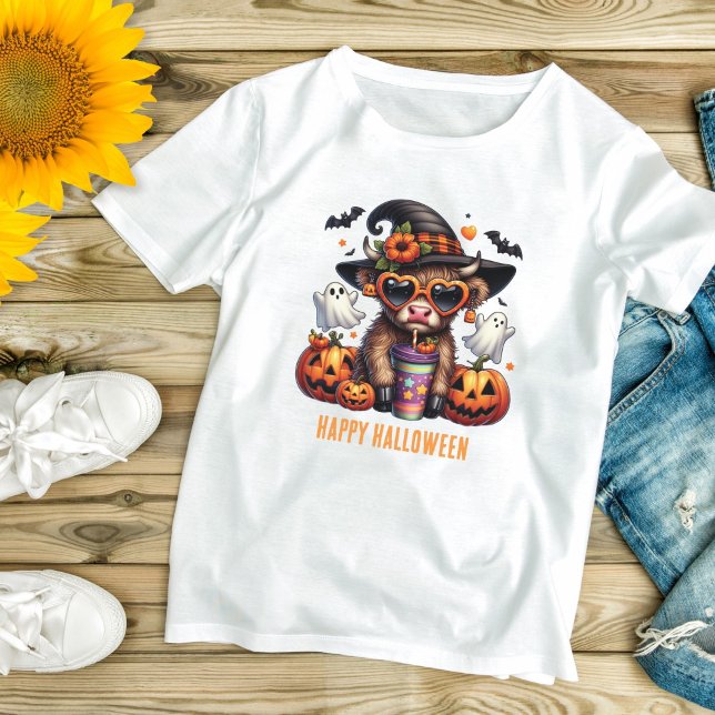 Camiseta Café de vacas en la montaña de Halloween personali (Halloween Highland Cow Drinking Coffee Cute Funny Halloween T-shirt for Mom or any women)