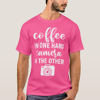 Camiseta Café En Una Mano Cámara En La Otra Foto Divertida