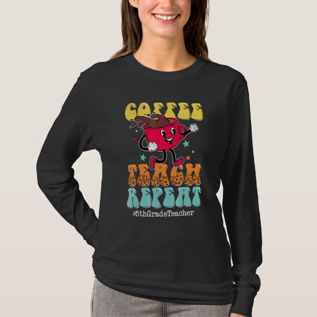 Camiseta Café Enseña Repite Profesor de Quinto Grado Leopar (Anverso)