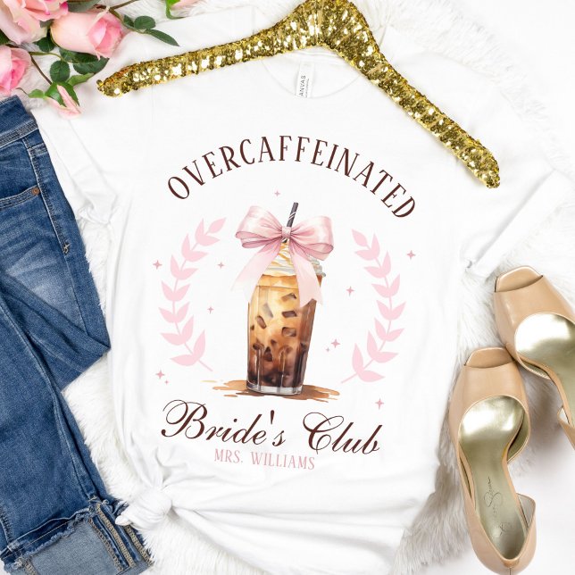 Camiseta Café helado Overcaffeinated Bride's Club para la S (Pink bow Over caffeinated bride's club wedding day white t-shirt gift, custom Mrs name, bachelorette)