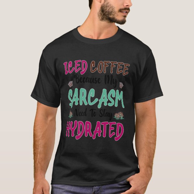 Camiseta Café Helado Porque El Sarcasmo Necesita Permanecer (Anverso)
