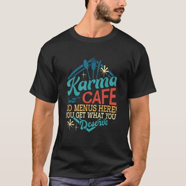 Camiseta Café Karma No Hay Menú Aquí Que Obtienes Lo Que Me (Anverso)