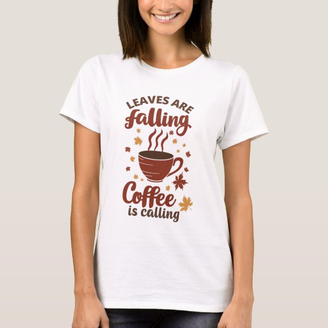 Camiseta Café Otoñal: Hojas que Caen, Café que Llama (Anverso)