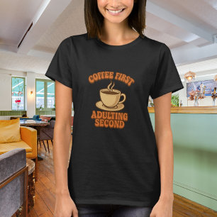 Camiseta Café primero, adulting segundo cita humor negro