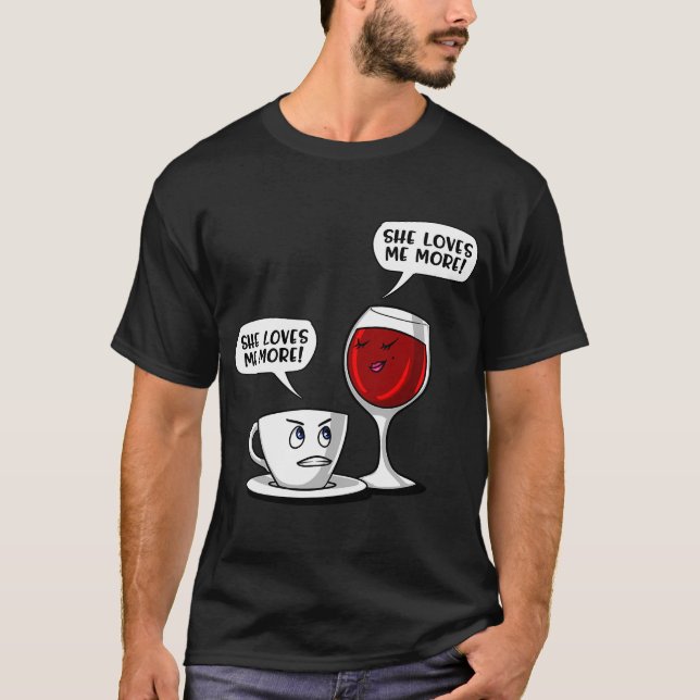 Camiseta Café Vino Ella Me Ama Más (Anverso)