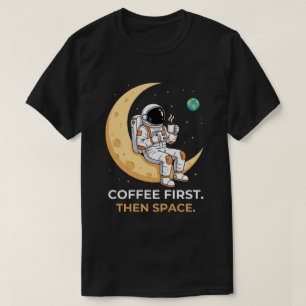 Camiseta Cafeína Cósmica: Café Primero, Luego Espacio