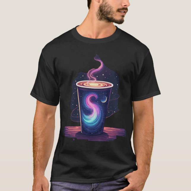 Camiseta Cafeína Cósmica | Taza de Café Remolino de Nebulos (Anverso)