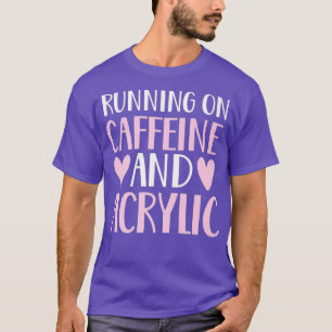 Camiseta Cafeína y técnica de uñas acrílicas divertidas