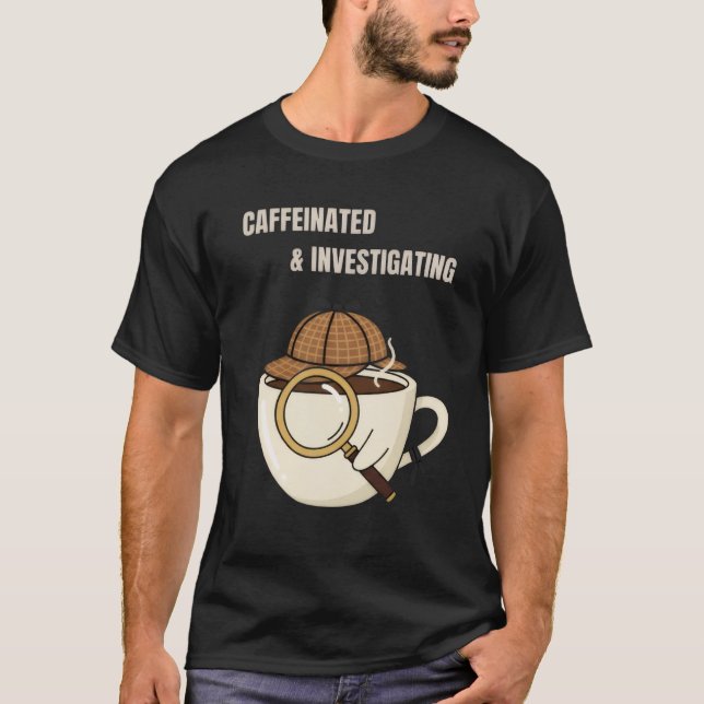 Camiseta Caffeinated & Investigating | Cozy Mystery Reader  (Anverso)