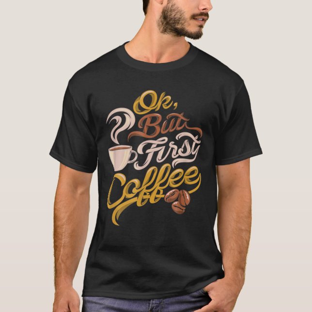Camiseta Caffeine Addicta Bien Pero El Primer Bebedor De Ca (Anverso)