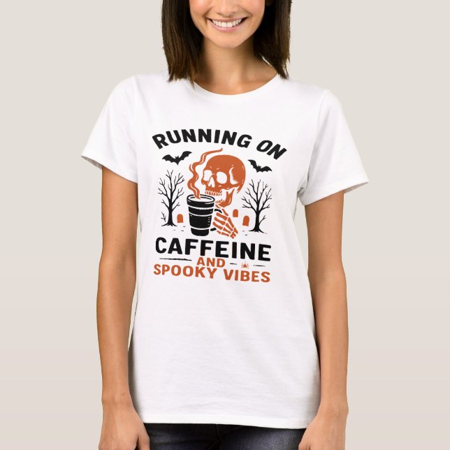 Camiseta Caffeine and Spooky Vibes – Skeleton Coffee Lover  (Anverso)