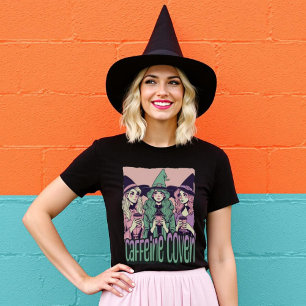Camiseta Caffeine Coven Pastel Gótico Brujas de Halloween