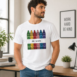 Camiseta Caja de crayones coloridos dividida con nombre par