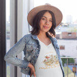 Camiseta Calabaza de Woodland de Otoño | Mamá a ser<br><div class="desc">Esta camiseta de mamá presenta lindos animales de bosque de otoño con calabazas y un tipografía escrita a mano. Esta camisa es perfecta para anunciar que esperas o das como regalo a la mejor madre de tu vida. Agradables paisajes otoñales con hojas secas, calabazas deliciosas, setas de hadas y bonitos...</div>