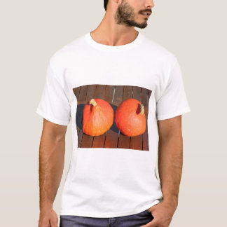 Camiseta Calabazas sobre una mesa de madera