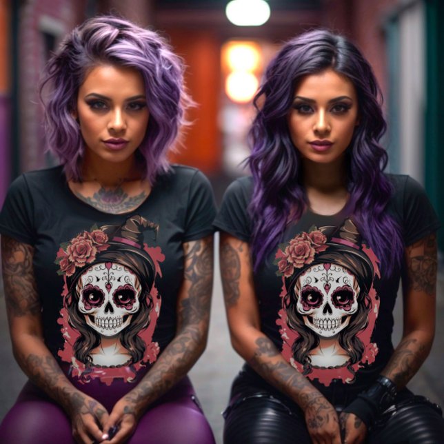Camiseta Calavera de azúcar de halloween (Halloween girly sugar calaca skull with with makeup, flowers and witch hat.)