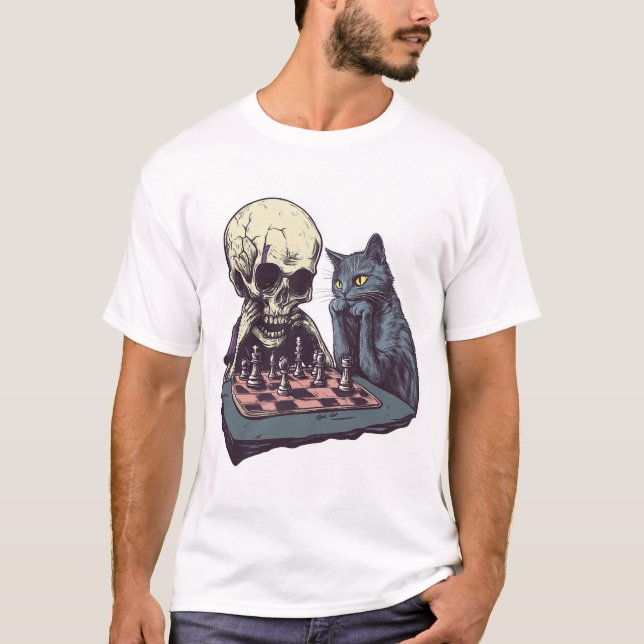 Camiseta Calavera vs Gato � Divertida Batalla de Ajedrez (Anverso)